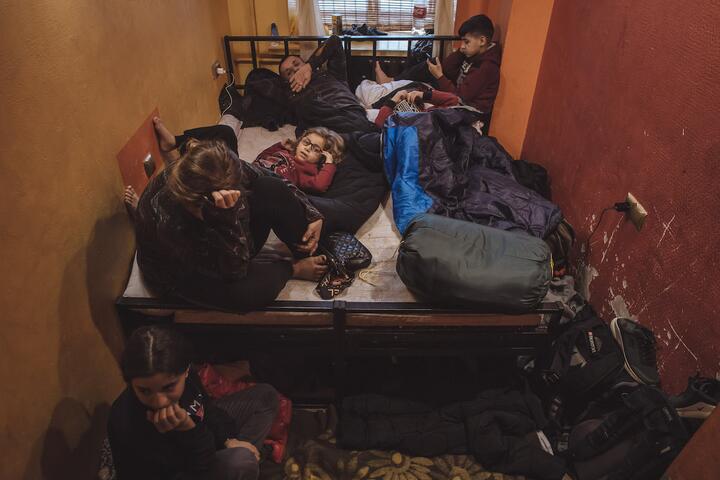 Семья мигрантов из Ирака в хостеле, где они ожидают очереди, чтобы совершить попытку перехода границы со странами ЕС. Минск, 17 ноября 2021 года. Фото: Федор Петров